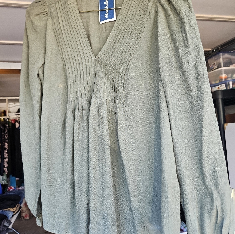 3/4 sleeve shirt.